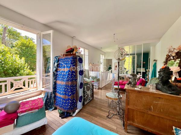 AVENUE CLARISSE - VAUCRESSON
MAISON D'ARTISTE

Maison d'artiste avec jardin, très bien entretenue, de 70 m2 au sol pour 67,65 m2 carrez AU CALME et LUMINEUSE. Maison traversante sur deux niveaux en triple exposition (Est, Sud et Ouest)
Au RDC : une pièce de vie séjour/salle à manger avec cheminée et cuisine ouverte, aménagée et équipée de 35,7 m2 avec jardin attenant de 70 m2 environ
A l'étage, avec une belle hauteur sous plafond de 2,65 mètres : une chambre de 23 m2 environ avec cheminée
Une salle de bain semi-ouverte de 7,8 m2 avec baignoire, douche et sèche-serviettes. Toilettes séparées

Environnement calme et arboré au centre des forêts de Fausses Reposes et de la Malmaison
Possibilité de faire une deuxième chambre
Toiture en parfait état (refaite en 2020) avec combles isolés
Chauffage au gaz

Gare de Vaucresson à 750 mètres
Arrêt de bus 426 depuis "Pont de Sèvres", arrêt "Fer Rouge" à 600 mètres

Pour davantage d'informations, photos/vidéos ou pour programmer une visite ensemble 7j/7, n'hésitez pas à me contacter : 0630602593