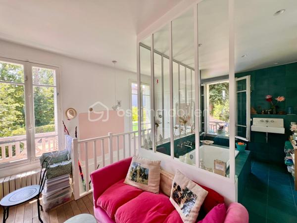 AVENUE CLARISSE - VAUCRESSON
MAISON D'ARTISTE

Maison d'artiste avec jardin, très bien entretenue, de 70 m2 au sol pour 67,65 m2 carrez AU CALME et LUMINEUSE. Maison traversante sur deux niveaux en triple exposition (Est, Sud et Ouest)
Au RDC : une pièce de vie séjour/salle à manger avec cheminée et cuisine ouverte, aménagée et équipée de 35,7 m2 avec jardin attenant de 70 m2 environ
A l'étage, avec une belle hauteur sous plafond de 2,65 mètres : une chambre de 23 m2 environ avec cheminée
Une salle de bain semi-ouverte de 7,8 m2 avec baignoire, douche et sèche-serviettes. Toilettes séparées

Environnement calme et arboré au centre des forêts de Fausses Reposes et de la Malmaison
Possibilité de faire une deuxième chambre
Toiture en parfait état (refaite en 2020) avec combles isolés
Chauffage au gaz

Gare de Vaucresson à 750 mètres
Arrêt de bus 426 depuis "Pont de Sèvres", arrêt "Fer Rouge" à 600 mètres

Pour davantage d'informations, photos/vidéos ou pour programmer une visite ensemble 7j/7, n'hésitez pas à me contacter : 0630602593