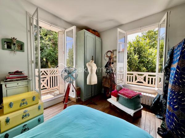 AVENUE CLARISSE - VAUCRESSON
MAISON D'ARTISTE

Maison d'artiste avec jardin, très bien entretenue, de 70 m2 au sol pour 67,65 m2 carrez AU CALME et LUMINEUSE. Maison traversante sur deux niveaux en triple exposition (Est, Sud et Ouest)
Au RDC : une pièce de vie séjour/salle à manger avec cheminée et cuisine ouverte, aménagée et équipée de 35,7 m2 avec jardin attenant de 70 m2 environ
A l'étage, avec une belle hauteur sous plafond de 2,65 mètres : une chambre de 23 m2 environ avec cheminée
Une salle de bain semi-ouverte de 7,8 m2 avec baignoire, douche et sèche-serviettes. Toilettes séparées

Environnement calme et arboré au centre des forêts de Fausses Reposes et de la Malmaison
Possibilité de faire une deuxième chambre
Toiture en parfait état (refaite en 2020) avec combles isolés
Chauffage au gaz

Gare de Vaucresson à 750 mètres
Arrêt de bus 426 depuis "Pont de Sèvres", arrêt "Fer Rouge" à 600 mètres

Pour davantage d'informations, photos/vidéos ou pour programmer une visite ensemble 7j/7, n'hésitez pas à me contacter : 0630602593
