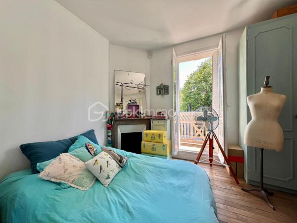 AVENUE CLARISSE - VAUCRESSON
MAISON D'ARTISTE

Maison d'artiste avec jardin, très bien entretenue, de 70 m2 au sol pour 67,65 m2 carrez AU CALME et LUMINEUSE. Maison traversante sur deux niveaux en triple exposition (Est, Sud et Ouest)
Au RDC : une pièce de vie séjour/salle à manger avec cheminée et cuisine ouverte, aménagée et équipée de 35,7 m2 avec jardin attenant de 70 m2 environ
A l'étage, avec une belle hauteur sous plafond de 2,65 mètres : une chambre de 23 m2 environ avec cheminée
Une salle de bain semi-ouverte de 7,8 m2 avec baignoire, douche et sèche-serviettes. Toilettes séparées

Environnement calme et arboré au centre des forêts de Fausses Reposes et de la Malmaison
Possibilité de faire une deuxième chambre
Toiture en parfait état (refaite en 2020) avec combles isolés
Chauffage au gaz

Gare de Vaucresson à 750 mètres
Arrêt de bus 426 depuis "Pont de Sèvres", arrêt "Fer Rouge" à 600 mètres

Pour davantage d'informations, photos/vidéos ou pour programmer une visite ensemble 7j/7, n'hésitez pas à me contacter : 0630602593