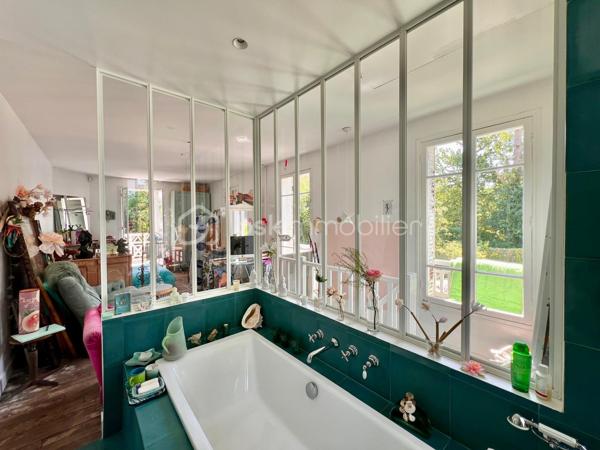 AVENUE CLARISSE - VAUCRESSON
MAISON D'ARTISTE

Maison d'artiste avec jardin, très bien entretenue, de 70 m2 au sol pour 67,65 m2 carrez AU CALME et LUMINEUSE. Maison traversante sur deux niveaux en triple exposition (Est, Sud et Ouest)
Au RDC : une pièce de vie séjour/salle à manger avec cheminée et cuisine ouverte, aménagée et équipée de 35,7 m2 avec jardin attenant de 70 m2 environ
A l'étage, avec une belle hauteur sous plafond de 2,65 mètres : une chambre de 23 m2 environ avec cheminée
Une salle de bain semi-ouverte de 7,8 m2 avec baignoire, douche et sèche-serviettes. Toilettes séparées

Environnement calme et arboré au centre des forêts de Fausses Reposes et de la Malmaison
Possibilité de faire une deuxième chambre
Toiture en parfait état (refaite en 2020) avec combles isolés
Chauffage au gaz

Gare de Vaucresson à 750 mètres
Arrêt de bus 426 depuis "Pont de Sèvres", arrêt "Fer Rouge" à 600 mètres

Pour davantage d'informations, photos/vidéos ou pour programmer une visite ensemble 7j/7, n'hésitez pas à me contacter : 0630602593