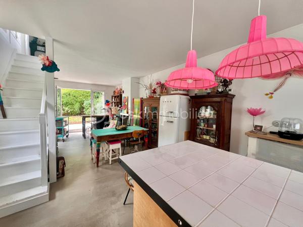 AVENUE CLARISSE - VAUCRESSON
MAISON D'ARTISTE

Maison d'artiste avec jardin, très bien entretenue, de 70 m2 au sol pour 67,65 m2 carrez AU CALME et LUMINEUSE. Maison traversante sur deux niveaux en triple exposition (Est, Sud et Ouest)
Au RDC : une pièce de vie séjour/salle à manger avec cheminée et cuisine ouverte, aménagée et équipée de 35,7 m2 avec jardin attenant de 70 m2 environ
A l'étage, avec une belle hauteur sous plafond de 2,65 mètres : une chambre de 23 m2 environ avec cheminée
Une salle de bain semi-ouverte de 7,8 m2 avec baignoire, douche et sèche-serviettes. Toilettes séparées

Environnement calme et arboré au centre des forêts de Fausses Reposes et de la Malmaison
Possibilité de faire une deuxième chambre
Toiture en parfait état (refaite en 2020) avec combles isolés
Chauffage au gaz

Gare de Vaucresson à 750 mètres
Arrêt de bus 426 depuis "Pont de Sèvres", arrêt "Fer Rouge" à 600 mètres

Pour davantage d'informations, photos/vidéos ou pour programmer une visite ensemble 7j/7, n'hésitez pas à me contacter : 0630602593