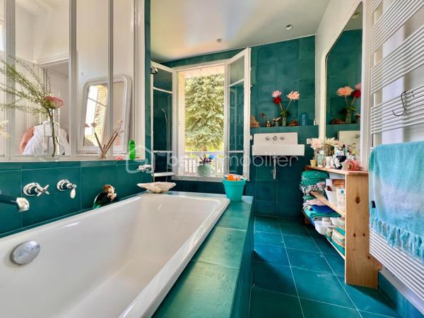 AVENUE CLARISSE - VAUCRESSON
MAISON D'ARTISTE

Maison d'artiste avec jardin, très bien entretenue, de 70 m2 au sol pour 67,65 m2 carrez AU CALME et LUMINEUSE. Maison traversante sur deux niveaux en triple exposition (Est, Sud et Ouest)
Au RDC : une pièce de vie séjour/salle à manger avec cheminée et cuisine ouverte, aménagée et équipée de 35,7 m2 avec jardin attenant de 70 m2 environ
A l'étage, avec une belle hauteur sous plafond de 2,65 mètres : une chambre de 23 m2 environ avec cheminée
Une salle de bain semi-ouverte de 7,8 m2 avec baignoire, douche et sèche-serviettes. Toilettes séparées

Environnement calme et arboré au centre des forêts de Fausses Reposes et de la Malmaison
Possibilité de faire une deuxième chambre
Toiture en parfait état (refaite en 2020) avec combles isolés
Chauffage au gaz

Gare de Vaucresson à 750 mètres
Arrêt de bus 426 depuis "Pont de Sèvres", arrêt "Fer Rouge" à 600 mètres

Pour davantage d'informations, photos/vidéos ou pour programmer une visite ensemble 7j/7, n'hésitez pas à me contacter : 0630602593