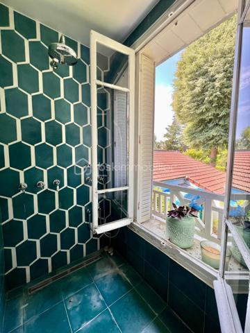 AVENUE CLARISSE - VAUCRESSON
MAISON D'ARTISTE

Maison d'artiste avec jardin, très bien entretenue, de 70 m2 au sol pour 67,65 m2 carrez AU CALME et LUMINEUSE. Maison traversante sur deux niveaux en triple exposition (Est, Sud et Ouest)
Au RDC : une pièce de vie séjour/salle à manger avec cheminée et cuisine ouverte, aménagée et équipée de 35,7 m2 avec jardin attenant de 70 m2 environ
A l'étage, avec une belle hauteur sous plafond de 2,65 mètres : une chambre de 23 m2 environ avec cheminée
Une salle de bain semi-ouverte de 7,8 m2 avec baignoire, douche et sèche-serviettes. Toilettes séparées

Environnement calme et arboré au centre des forêts de Fausses Reposes et de la Malmaison
Possibilité de faire une deuxième chambre
Toiture en parfait état (refaite en 2020) avec combles isolés
Chauffage au gaz

Gare de Vaucresson à 750 mètres
Arrêt de bus 426 depuis "Pont de Sèvres", arrêt "Fer Rouge" à 600 mètres

Pour davantage d'informations, photos/vidéos ou pour programmer une visite ensemble 7j/7, n'hésitez pas à me contacter : 0630602593