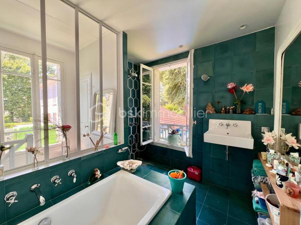 AVENUE CLARISSE - VAUCRESSON
MAISON D'ARTISTE

Maison d'artiste avec jardin, très bien entretenue, de 70 m2 au sol pour 67,65 m2 carrez AU CALME et LUMINEUSE. Maison traversante sur deux niveaux en triple exposition (Est, Sud et Ouest)
Au RDC : une pièce de vie séjour/salle à manger avec cheminée et cuisine ouverte, aménagée et équipée de 35,7 m2 avec jardin attenant de 70 m2 environ
A l'étage, avec une belle hauteur sous plafond de 2,65 mètres : une chambre de 23 m2 environ avec cheminée
Une salle de bain semi-ouverte de 7,8 m2 avec baignoire, douche et sèche-serviettes. Toilettes séparées

Environnement calme et arboré au centre des forêts de Fausses Reposes et de la Malmaison
Possibilité de faire une deuxième chambre
Toiture en parfait état (refaite en 2020) avec combles isolés
Chauffage au gaz

Gare de Vaucresson à 750 mètres
Arrêt de bus 426 depuis "Pont de Sèvres", arrêt "Fer Rouge" à 600 mètres

Pour davantage d'informations, photos/vidéos ou pour programmer une visite ensemble 7j/7, n'hésitez pas à me contacter : 0630602593