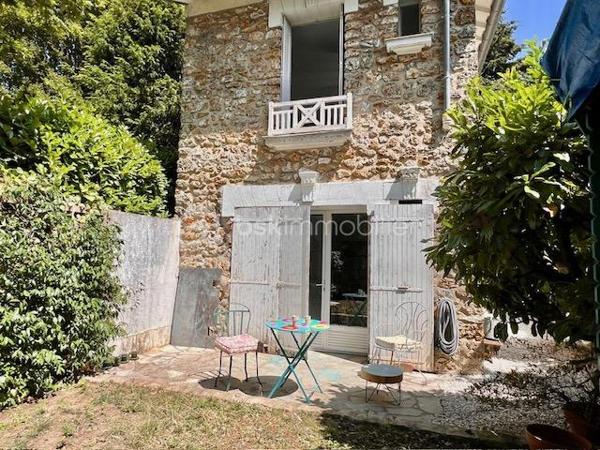 AVENUE CLARISSE - VAUCRESSON
MAISON D'ARTISTE

Maison d'artiste avec jardin, très bien entretenue, de 70 m2 au sol pour 67,65 m2 carrez AU CALME et LUMINEUSE. Maison traversante sur deux niveaux en triple exposition (Est, Sud et Ouest)
Au RDC : une pièce de vie séjour/salle à manger avec cheminée et cuisine ouverte, aménagée et équipée de 35,7 m2 avec jardin attenant de 70 m2 environ
A l'étage, avec une belle hauteur sous plafond de 2,65 mètres : une chambre de 23 m2 environ avec cheminée
Une salle de bain semi-ouverte de 7,8 m2 avec baignoire, douche et sèche-serviettes. Toilettes séparées

Environnement calme et arboré au centre des forêts de Fausses Reposes et de la Malmaison
Possibilité de faire une deuxième chambre
Toiture en parfait état (refaite en 2020) avec combles isolés
Chauffage au gaz

Gare de Vaucresson à 750 mètres
Arrêt de bus 426 depuis "Pont de Sèvres", arrêt "Fer Rouge" à 600 mètres

Pour davantage d'informations, photos/vidéos ou pour programmer une visite ensemble 7j/7, n'hésitez pas à me contacter : 0630602593