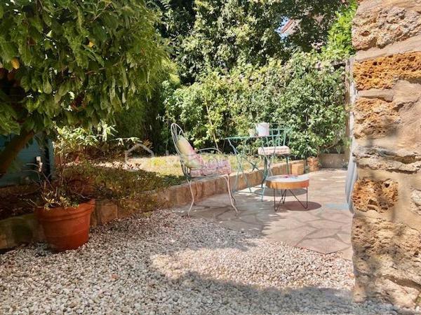 AVENUE CLARISSE - VAUCRESSON
MAISON D'ARTISTE

Maison d'artiste avec jardin, très bien entretenue, de 70 m2 au sol pour 67,65 m2 carrez AU CALME et LUMINEUSE. Maison traversante sur deux niveaux en triple exposition (Est, Sud et Ouest)
Au RDC : une pièce de vie séjour/salle à manger avec cheminée et cuisine ouverte, aménagée et équipée de 35,7 m2 avec jardin attenant de 70 m2 environ
A l'étage, avec une belle hauteur sous plafond de 2,65 mètres : une chambre de 23 m2 environ avec cheminée
Une salle de bain semi-ouverte de 7,8 m2 avec baignoire, douche et sèche-serviettes. Toilettes séparées

Environnement calme et arboré au centre des forêts de Fausses Reposes et de la Malmaison
Possibilité de faire une deuxième chambre
Toiture en parfait état (refaite en 2020) avec combles isolés
Chauffage au gaz

Gare de Vaucresson à 750 mètres
Arrêt de bus 426 depuis "Pont de Sèvres", arrêt "Fer Rouge" à 600 mètres

Pour davantage d'informations, photos/vidéos ou pour programmer une visite ensemble 7j/7, n'hésitez pas à me contacter : 0630602593