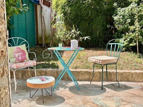 AVENUE CLARISSE - VAUCRESSON
MAISON D'ARTISTE

Maison d'artiste avec jardin, très bien entretenue, de 70 m2 au sol pour 67,65 m2 carrez AU CALME et LUMINEUSE. Maison traversante sur deux niveaux en triple exposition (Est, Sud et Ouest)
Au RDC : une pièce de vie séjour/salle à manger avec cheminée et cuisine ouverte, aménagée et équipée de 35,7 m2 avec jardin attenant de 70 m2 environ
A l'étage, avec une belle hauteur sous plafond de 2,65 mètres : une chambre de 23 m2 environ avec cheminée
Une salle de bain semi-ouverte de 7,8 m2 avec baignoire, douche et sèche-serviettes. Toilettes séparées

Environnement calme et arboré au centre des forêts de Fausses Reposes et de la Malmaison
Possibilité de faire une deuxième chambre
Toiture en parfait état (refaite en 2020) avec combles isolés
Chauffage au gaz

Gare de Vaucresson à 750 mètres
Arrêt de bus 426 depuis "Pont de Sèvres", arrêt "Fer Rouge" à 600 mètres

Pour davantage d'informations, photos/vidéos ou pour programmer une visite ensemble 7j/7, n'hésitez pas à me contacter : 0630602593
