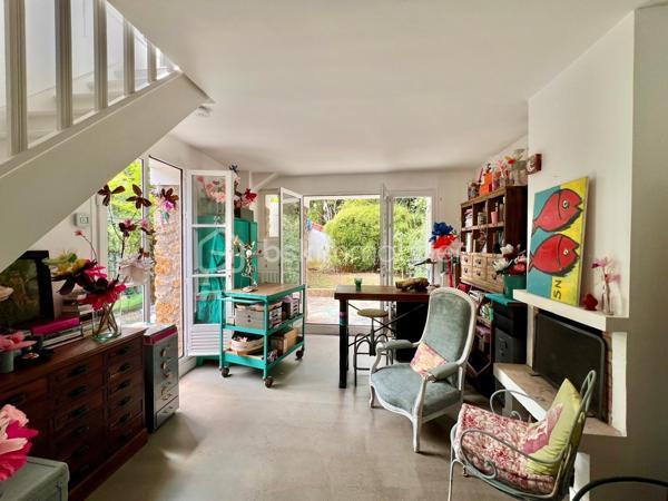 AVENUE CLARISSE - VAUCRESSON
MAISON D'ARTISTE

Maison d'artiste avec jardin, très bien entretenue, de 70 m2 au sol pour 67,65 m2 carrez AU CALME et LUMINEUSE. Maison traversante sur deux niveaux en triple exposition (Est, Sud et Ouest)
Au RDC : une pièce de vie séjour/salle à manger avec cheminée et cuisine ouverte, aménagée et équipée de 35,7 m2 avec jardin attenant de 70 m2 environ
A l'étage, avec une belle hauteur sous plafond de 2,65 mètres : une chambre de 23 m2 environ avec cheminée
Une salle de bain semi-ouverte de 7,8 m2 avec baignoire, douche et sèche-serviettes. Toilettes séparées

Environnement calme et arboré au centre des forêts de Fausses Reposes et de la Malmaison
Possibilité de faire une deuxième chambre
Toiture en parfait état (refaite en 2020) avec combles isolés
Chauffage au gaz

Gare de Vaucresson à 750 mètres
Arrêt de bus 426 depuis "Pont de Sèvres", arrêt "Fer Rouge" à 600 mètres

Pour davantage d'informations, photos/vidéos ou pour programmer une visite ensemble 7j/7, n'hésitez pas à me contacter : 0630602593