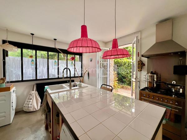 AVENUE CLARISSE - VAUCRESSON
MAISON D'ARTISTE

Maison d'artiste avec jardin, très bien entretenue, de 70 m2 au sol pour 67,65 m2 carrez AU CALME et LUMINEUSE. Maison traversante sur deux niveaux en triple exposition (Est, Sud et Ouest)
Au RDC : une pièce de vie séjour/salle à manger avec cheminée et cuisine ouverte, aménagée et équipée de 35,7 m2 avec jardin attenant de 70 m2 environ
A l'étage, avec une belle hauteur sous plafond de 2,65 mètres : une chambre de 23 m2 environ avec cheminée
Une salle de bain semi-ouverte de 7,8 m2 avec baignoire, douche et sèche-serviettes. Toilettes séparées

Environnement calme et arboré au centre des forêts de Fausses Reposes et de la Malmaison
Possibilité de faire une deuxième chambre
Toiture en parfait état (refaite en 2020) avec combles isolés
Chauffage au gaz

Gare de Vaucresson à 750 mètres
Arrêt de bus 426 depuis "Pont de Sèvres", arrêt "Fer Rouge" à 600 mètres

Pour davantage d'informations, photos/vidéos ou pour programmer une visite ensemble 7j/7, n'hésitez pas à me contacter : 0630602593