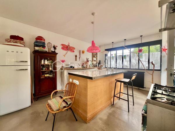 AVENUE CLARISSE - VAUCRESSON
MAISON D'ARTISTE

Maison d'artiste avec jardin, très bien entretenue, de 70 m2 au sol pour 67,65 m2 carrez AU CALME et LUMINEUSE. Maison traversante sur deux niveaux en triple exposition (Est, Sud et Ouest)
Au RDC : une pièce de vie séjour/salle à manger avec cheminée et cuisine ouverte, aménagée et équipée de 35,7 m2 avec jardin attenant de 70 m2 environ
A l'étage, avec une belle hauteur sous plafond de 2,65 mètres : une chambre de 23 m2 environ avec cheminée
Une salle de bain semi-ouverte de 7,8 m2 avec baignoire, douche et sèche-serviettes. Toilettes séparées

Environnement calme et arboré au centre des forêts de Fausses Reposes et de la Malmaison
Possibilité de faire une deuxième chambre
Toiture en parfait état (refaite en 2020) avec combles isolés
Chauffage au gaz

Gare de Vaucresson à 750 mètres
Arrêt de bus 426 depuis "Pont de Sèvres", arrêt "Fer Rouge" à 600 mètres

Pour davantage d'informations, photos/vidéos ou pour programmer une visite ensemble 7j/7, n'hésitez pas à me contacter : 0630602593