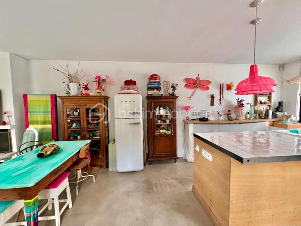 AVENUE CLARISSE - VAUCRESSON
MAISON D'ARTISTE

Maison d'artiste avec jardin, très bien entretenue, de 70 m2 au sol pour 67,65 m2 carrez AU CALME et LUMINEUSE. Maison traversante sur deux niveaux en triple exposition (Est, Sud et Ouest)
Au RDC : une pièce de vie séjour/salle à manger avec cheminée et cuisine ouverte, aménagée et équipée de 35,7 m2 avec jardin attenant de 70 m2 environ
A l'étage, avec une belle hauteur sous plafond de 2,65 mètres : une chambre de 23 m2 environ avec cheminée
Une salle de bain semi-ouverte de 7,8 m2 avec baignoire, douche et sèche-serviettes. Toilettes séparées

Environnement calme et arboré au centre des forêts de Fausses Reposes et de la Malmaison
Possibilité de faire une deuxième chambre
Toiture en parfait état (refaite en 2020) avec combles isolés
Chauffage au gaz

Gare de Vaucresson à 750 mètres
Arrêt de bus 426 depuis "Pont de Sèvres", arrêt "Fer Rouge" à 600 mètres

Pour davantage d'informations, photos/vidéos ou pour programmer une visite ensemble 7j/7, n'hésitez pas à me contacter : 0630602593