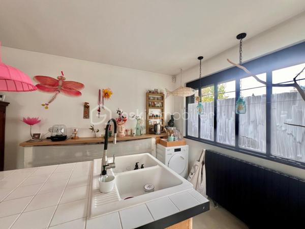 AVENUE CLARISSE - VAUCRESSON
MAISON D'ARTISTE

Maison d'artiste avec jardin, très bien entretenue, de 70 m2 au sol pour 67,65 m2 carrez AU CALME et LUMINEUSE. Maison traversante sur deux niveaux en triple exposition (Est, Sud et Ouest)
Au RDC : une pièce de vie séjour/salle à manger avec cheminée et cuisine ouverte, aménagée et équipée de 35,7 m2 avec jardin attenant de 70 m2 environ
A l'étage, avec une belle hauteur sous plafond de 2,65 mètres : une chambre de 23 m2 environ avec cheminée
Une salle de bain semi-ouverte de 7,8 m2 avec baignoire, douche et sèche-serviettes. Toilettes séparées

Environnement calme et arboré au centre des forêts de Fausses Reposes et de la Malmaison
Possibilité de faire une deuxième chambre
Toiture en parfait état (refaite en 2020) avec combles isolés
Chauffage au gaz

Gare de Vaucresson à 750 mètres
Arrêt de bus 426 depuis "Pont de Sèvres", arrêt "Fer Rouge" à 600 mètres

Pour davantage d'informations, photos/vidéos ou pour programmer une visite ensemble 7j/7, n'hésitez pas à me contacter : 0630602593