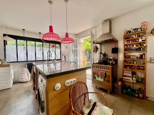 AVENUE CLARISSE - VAUCRESSON
MAISON D'ARTISTE

Maison d'artiste avec jardin, très bien entretenue, de 70 m2 au sol pour 67,65 m2 carrez AU CALME et LUMINEUSE. Maison traversante sur deux niveaux en triple exposition (Est, Sud et Ouest)
Au RDC : une pièce de vie séjour/salle à manger avec cheminée et cuisine ouverte, aménagée et équipée de 35,7 m2 avec jardin attenant de 70 m2 environ
A l'étage, avec une belle hauteur sous plafond de 2,65 mètres : une chambre de 23 m2 environ avec cheminée
Une salle de bain semi-ouverte de 7,8 m2 avec baignoire, douche et sèche-serviettes. Toilettes séparées

Environnement calme et arboré au centre des forêts de Fausses Reposes et de la Malmaison
Possibilité de faire une deuxième chambre
Toiture en parfait état (refaite en 2020) avec combles isolés
Chauffage au gaz

Gare de Vaucresson à 750 mètres
Arrêt de bus 426 depuis "Pont de Sèvres", arrêt "Fer Rouge" à 600 mètres

Pour davantage d'informations, photos/vidéos ou pour programmer une visite ensemble 7j/7, n'hésitez pas à me contacter : 0630602593