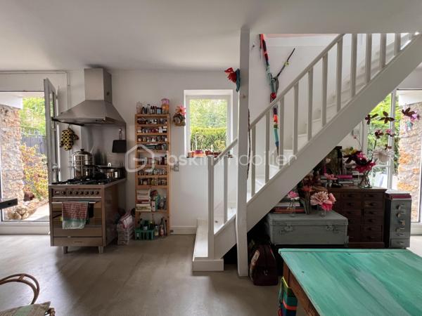 AVENUE CLARISSE - VAUCRESSON
MAISON D'ARTISTE

Maison d'artiste avec jardin, très bien entretenue, de 70 m2 au sol pour 67,65 m2 carrez AU CALME et LUMINEUSE. Maison traversante sur deux niveaux en triple exposition (Est, Sud et Ouest)
Au RDC : une pièce de vie séjour/salle à manger avec cheminée et cuisine ouverte, aménagée et équipée de 35,7 m2 avec jardin attenant de 70 m2 environ
A l'étage, avec une belle hauteur sous plafond de 2,65 mètres : une chambre de 23 m2 environ avec cheminée
Une salle de bain semi-ouverte de 7,8 m2 avec baignoire, douche et sèche-serviettes. Toilettes séparées

Environnement calme et arboré au centre des forêts de Fausses Reposes et de la Malmaison
Possibilité de faire une deuxième chambre
Toiture en parfait état (refaite en 2020) avec combles isolés
Chauffage au gaz

Gare de Vaucresson à 750 mètres
Arrêt de bus 426 depuis "Pont de Sèvres", arrêt "Fer Rouge" à 600 mètres

Pour davantage d'informations, photos/vidéos ou pour programmer une visite ensemble 7j/7, n'hésitez pas à me contacter : 0630602593