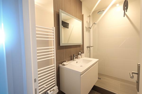 75013 - PARIS - TOLBIAC - OLYMPIADES - 2 PIÈCES - 1 CHAMBRE - 50 M² - APPARTEMENT ENTIÈREMENT RÉNOVÉ AVEC PLAC
