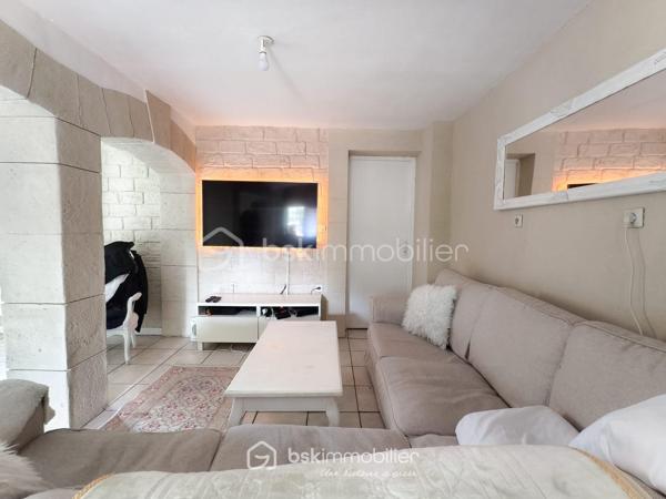 Maison divisée en 3 appartements – 2 500 € / mois de loyers perçus (30000€/an)
À 10 min à pied du RER B Le Bourget !

Dans un secteur calme et recherché, au cœur d’une rue pavillonnaire, découvrez cet ensemble immobilier à forte rentabilité situé en fond de parcelle, gage de tranquillité.

Édifié sur une superficie totale de 125,45 m² Carrez, ce bien est entièrement découpé en 3 logements tous vendus loués, générant un revenu locatif immédiat de 2 500 € / mois (soit 30 000 € / an) :
Apt 1 (T2 ~32 m²) : Loué 700 € / mois
Apt 2 (T2/T3 ~36 m²) : Loué 850 € / mois
Apt 3 (T2/T3 ~60 m²) : Loué 950 € / mois
Les 3 locataires sont en place depuis plusieurs années, sérieux et à jour de leurs loyers. Cash-flow assuré dès le premier jour de la signature !

LES ATOUTS MAJEURS :
- À seulement 10 minutes à pied de la gare RER B Le Bourget (accès rapide Paris & axes autoroutiers) et des commerces.
- 8,11 % de rendement brut (environ 6,,5 % net acte en main) Je vous laisse peaufiner vos calcul si besoin
- Taxe foncière faible de 1 286 € / an (2025)
- Bâtiment entretenu avec une Isolation Thermique par l'Extérieur (ITE) déjà réalisée et ballon d'eau chaude neufs 

INFORMATIONS FINANCIÈRES & TECHNIQUES :
Prix de vente FAI : 370 000 €
Revenus annuels : 30 000 €
Taxe foncière : 1 286 €(2025)
DPE : Classé F (Isolation extérieure déjà effectuée, travaux complémentaires de confort intérieur à prévoir sur le chauffage/ventilation).
Dossier financier complet et justificatifs de loyers disponibles sur demande après premier échange téléphonique.

N'hésitez pas à me contacté