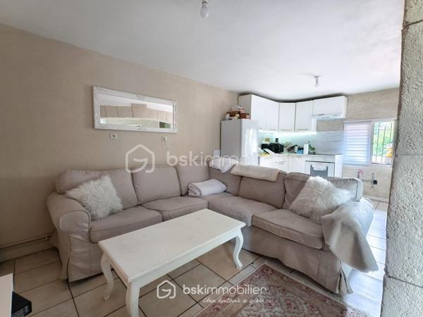 Maison divisée en 3 appartements – 2 500 € / mois de loyers perçus (30000€/an)
À 10 min à pied du RER B Le Bourget !

Dans un secteur calme et recherché, au cœur d’une rue pavillonnaire, découvrez cet ensemble immobilier à forte rentabilité situé en fond de parcelle, gage de tranquillité.

Édifié sur une superficie totale de 125,45 m² Carrez, ce bien est entièrement découpé en 3 logements tous vendus loués, générant un revenu locatif immédiat de 2 500 € / mois (soit 30 000 € / an) :
Apt 1 (T2 ~32 m²) : Loué 700 € / mois
Apt 2 (T2/T3 ~36 m²) : Loué 850 € / mois
Apt 3 (T2/T3 ~60 m²) : Loué 950 € / mois
Les 3 locataires sont en place depuis plusieurs années, sérieux et à jour de leurs loyers. Cash-flow assuré dès le premier jour de la signature !

LES ATOUTS MAJEURS :
- À seulement 10 minutes à pied de la gare RER B Le Bourget (accès rapide Paris & axes autoroutiers) et des commerces.
- 8,11 % de rendement brut (environ 6,,5 % net acte en main) Je vous laisse peaufiner vos calcul si besoin
- Taxe foncière faible de 1 286 € / an (2025)
- Bâtiment entretenu avec une Isolation Thermique par l'Extérieur (ITE) déjà réalisée et ballon d'eau chaude neufs 

INFORMATIONS FINANCIÈRES & TECHNIQUES :
Prix de vente FAI : 370 000 €
Revenus annuels : 30 000 €
Taxe foncière : 1 286 €(2025)
DPE : Classé F (Isolation extérieure déjà effectuée, travaux complémentaires de confort intérieur à prévoir sur le chauffage/ventilation).
Dossier financier complet et justificatifs de loyers disponibles sur demande après premier échange téléphonique.

N'hésitez pas à me contacté