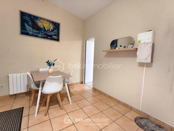 Maison divisée en 3 appartements – 2 500 € / mois de loyers perçus (30000€/an)
À 10 min à pied du RER B Le Bourget !

Dans un secteur calme et recherché, au cœur d’une rue pavillonnaire, découvrez cet ensemble immobilier à forte rentabilité situé en fond de parcelle, gage de tranquillité.

Édifié sur une superficie totale de 125,45 m² Carrez, ce bien est entièrement découpé en 3 logements tous vendus loués, générant un revenu locatif immédiat de 2 500 € / mois (soit 30 000 € / an) :
Apt 1 (T2 ~32 m²) : Loué 700 € / mois
Apt 2 (T2/T3 ~36 m²) : Loué 850 € / mois
Apt 3 (T2/T3 ~60 m²) : Loué 950 € / mois
Les 3 locataires sont en place depuis plusieurs années, sérieux et à jour de leurs loyers. Cash-flow assuré dès le premier jour de la signature !

LES ATOUTS MAJEURS :
- À seulement 10 minutes à pied de la gare RER B Le Bourget (accès rapide Paris & axes autoroutiers) et des commerces.
- 8,11 % de rendement brut (environ 6,,5 % net acte en main) Je vous laisse peaufiner vos calcul si besoin
- Taxe foncière faible de 1 286 € / an (2025)
- Bâtiment entretenu avec une Isolation Thermique par l'Extérieur (ITE) déjà réalisée et ballon d'eau chaude neufs 

INFORMATIONS FINANCIÈRES & TECHNIQUES :
Prix de vente FAI : 370 000 €
Revenus annuels : 30 000 €
Taxe foncière : 1 286 €(2025)
DPE : Classé F (Isolation extérieure déjà effectuée, travaux complémentaires de confort intérieur à prévoir sur le chauffage/ventilation).
Dossier financier complet et justificatifs de loyers disponibles sur demande après premier échange téléphonique.

N'hésitez pas à me contacté
