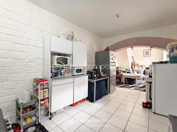 Maison divisée en 3 appartements – 2 500 € / mois de loyers perçus (30000€/an)
À 10 min à pied du RER B Le Bourget !

Dans un secteur calme et recherché, au cœur d’une rue pavillonnaire, découvrez cet ensemble immobilier à forte rentabilité situé en fond de parcelle, gage de tranquillité.

Édifié sur une superficie totale de 125,45 m² Carrez, ce bien est entièrement découpé en 3 logements tous vendus loués, générant un revenu locatif immédiat de 2 500 € / mois (soit 30 000 € / an) :
Apt 1 (T2 ~32 m²) : Loué 700 € / mois
Apt 2 (T2/T3 ~36 m²) : Loué 850 € / mois
Apt 3 (T2/T3 ~60 m²) : Loué 950 € / mois
Les 3 locataires sont en place depuis plusieurs années, sérieux et à jour de leurs loyers. Cash-flow assuré dès le premier jour de la signature !

LES ATOUTS MAJEURS :
- À seulement 10 minutes à pied de la gare RER B Le Bourget (accès rapide Paris & axes autoroutiers) et des commerces.
- 8,11 % de rendement brut (environ 6,,5 % net acte en main) Je vous laisse peaufiner vos calcul si besoin
- Taxe foncière faible de 1 286 € / an (2025)
- Bâtiment entretenu avec une Isolation Thermique par l'Extérieur (ITE) déjà réalisée et ballon d'eau chaude neufs 

INFORMATIONS FINANCIÈRES & TECHNIQUES :
Prix de vente FAI : 370 000 €
Revenus annuels : 30 000 €
Taxe foncière : 1 286 €(2025)
DPE : Classé F (Isolation extérieure déjà effectuée, travaux complémentaires de confort intérieur à prévoir sur le chauffage/ventilation).
Dossier financier complet et justificatifs de loyers disponibles sur demande après premier échange téléphonique.

N'hésitez pas à me contacté