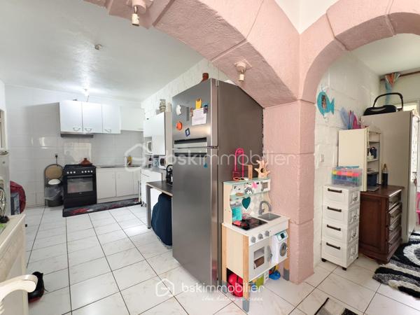 Maison divisée en 3 appartements – 2 500 € / mois de loyers perçus (30000€/an)
À 10 min à pied du RER B Le Bourget !

Dans un secteur calme et recherché, au cœur d’une rue pavillonnaire, découvrez cet ensemble immobilier à forte rentabilité situé en fond de parcelle, gage de tranquillité.

Édifié sur une superficie totale de 125,45 m² Carrez, ce bien est entièrement découpé en 3 logements tous vendus loués, générant un revenu locatif immédiat de 2 500 € / mois (soit 30 000 € / an) :
Apt 1 (T2 ~32 m²) : Loué 700 € / mois
Apt 2 (T2/T3 ~36 m²) : Loué 850 € / mois
Apt 3 (T2/T3 ~60 m²) : Loué 950 € / mois
Les 3 locataires sont en place depuis plusieurs années, sérieux et à jour de leurs loyers. Cash-flow assuré dès le premier jour de la signature !

LES ATOUTS MAJEURS :
- À seulement 10 minutes à pied de la gare RER B Le Bourget (accès rapide Paris & axes autoroutiers) et des commerces.
- 8,11 % de rendement brut (environ 6,,5 % net acte en main) Je vous laisse peaufiner vos calcul si besoin
- Taxe foncière faible de 1 286 € / an (2025)
- Bâtiment entretenu avec une Isolation Thermique par l'Extérieur (ITE) déjà réalisée et ballon d'eau chaude neufs 

INFORMATIONS FINANCIÈRES & TECHNIQUES :
Prix de vente FAI : 370 000 €
Revenus annuels : 30 000 €
Taxe foncière : 1 286 €(2025)
DPE : Classé F (Isolation extérieure déjà effectuée, travaux complémentaires de confort intérieur à prévoir sur le chauffage/ventilation).
Dossier financier complet et justificatifs de loyers disponibles sur demande après premier échange téléphonique.

N'hésitez pas à me contacté