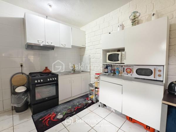 Maison divisée en 3 appartements – 2 500 € / mois de loyers perçus (30000€/an)
À 10 min à pied du RER B Le Bourget !

Dans un secteur calme et recherché, au cœur d’une rue pavillonnaire, découvrez cet ensemble immobilier à forte rentabilité situé en fond de parcelle, gage de tranquillité.

Édifié sur une superficie totale de 125,45 m² Carrez, ce bien est entièrement découpé en 3 logements tous vendus loués, générant un revenu locatif immédiat de 2 500 € / mois (soit 30 000 € / an) :
Apt 1 (T2 ~32 m²) : Loué 700 € / mois
Apt 2 (T2/T3 ~36 m²) : Loué 850 € / mois
Apt 3 (T2/T3 ~60 m²) : Loué 950 € / mois
Les 3 locataires sont en place depuis plusieurs années, sérieux et à jour de leurs loyers. Cash-flow assuré dès le premier jour de la signature !

LES ATOUTS MAJEURS :
- À seulement 10 minutes à pied de la gare RER B Le Bourget (accès rapide Paris & axes autoroutiers) et des commerces.
- 8,11 % de rendement brut (environ 6,,5 % net acte en main) Je vous laisse peaufiner vos calcul si besoin
- Taxe foncière faible de 1 286 € / an (2025)
- Bâtiment entretenu avec une Isolation Thermique par l'Extérieur (ITE) déjà réalisée et ballon d'eau chaude neufs 

INFORMATIONS FINANCIÈRES & TECHNIQUES :
Prix de vente FAI : 370 000 €
Revenus annuels : 30 000 €
Taxe foncière : 1 286 €(2025)
DPE : Classé F (Isolation extérieure déjà effectuée, travaux complémentaires de confort intérieur à prévoir sur le chauffage/ventilation).
Dossier financier complet et justificatifs de loyers disponibles sur demande après premier échange téléphonique.

N'hésitez pas à me contacté