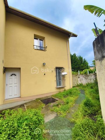 Maison divisée en 3 appartements – 2 500 € / mois de loyers perçus (30000€/an)
À 10 min à pied du RER B Le Bourget !

Dans un secteur calme et recherché, au cœur d’une rue pavillonnaire, découvrez cet ensemble immobilier à forte rentabilité situé en fond de parcelle, gage de tranquillité.

Édifié sur une superficie totale de 125,45 m² Carrez, ce bien est entièrement découpé en 3 logements tous vendus loués, générant un revenu locatif immédiat de 2 500 € / mois (soit 30 000 € / an) :
Apt 1 (T2 ~32 m²) : Loué 700 € / mois
Apt 2 (T2/T3 ~36 m²) : Loué 850 € / mois
Apt 3 (T2/T3 ~60 m²) : Loué 950 € / mois
Les 3 locataires sont en place depuis plusieurs années, sérieux et à jour de leurs loyers. Cash-flow assuré dès le premier jour de la signature !

LES ATOUTS MAJEURS :
- À seulement 10 minutes à pied de la gare RER B Le Bourget (accès rapide Paris & axes autoroutiers) et des commerces.
- 8,11 % de rendement brut (environ 6,,5 % net acte en main) Je vous laisse peaufiner vos calcul si besoin
- Taxe foncière faible de 1 286 € / an (2025)
- Bâtiment entretenu avec une Isolation Thermique par l'Extérieur (ITE) déjà réalisée et ballon d'eau chaude neufs 

INFORMATIONS FINANCIÈRES & TECHNIQUES :
Prix de vente FAI : 370 000 €
Revenus annuels : 30 000 €
Taxe foncière : 1 286 €(2025)
DPE : Classé F (Isolation extérieure déjà effectuée, travaux complémentaires de confort intérieur à prévoir sur le chauffage/ventilation).
Dossier financier complet et justificatifs de loyers disponibles sur demande après premier échange téléphonique.

N'hésitez pas à me contacté