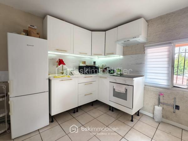 Maison divisée en 3 appartements – 2 500 € / mois de loyers perçus (30000€/an)
À 10 min à pied du RER B Le Bourget !

Dans un secteur calme et recherché, au cœur d’une rue pavillonnaire, découvrez cet ensemble immobilier à forte rentabilité situé en fond de parcelle, gage de tranquillité.

Édifié sur une superficie totale de 125,45 m² Carrez, ce bien est entièrement découpé en 3 logements tous vendus loués, générant un revenu locatif immédiat de 2 500 € / mois (soit 30 000 € / an) :
Apt 1 (T2 ~32 m²) : Loué 700 € / mois
Apt 2 (T2/T3 ~36 m²) : Loué 850 € / mois
Apt 3 (T2/T3 ~60 m²) : Loué 950 € / mois
Les 3 locataires sont en place depuis plusieurs années, sérieux et à jour de leurs loyers. Cash-flow assuré dès le premier jour de la signature !

LES ATOUTS MAJEURS :
- À seulement 10 minutes à pied de la gare RER B Le Bourget (accès rapide Paris & axes autoroutiers) et des commerces.
- 8,11 % de rendement brut (environ 6,,5 % net acte en main) Je vous laisse peaufiner vos calcul si besoin
- Taxe foncière faible de 1 286 € / an (2025)
- Bâtiment entretenu avec une Isolation Thermique par l'Extérieur (ITE) déjà réalisée et ballon d'eau chaude neufs 

INFORMATIONS FINANCIÈRES & TECHNIQUES :
Prix de vente FAI : 370 000 €
Revenus annuels : 30 000 €
Taxe foncière : 1 286 €(2025)
DPE : Classé F (Isolation extérieure déjà effectuée, travaux complémentaires de confort intérieur à prévoir sur le chauffage/ventilation).
Dossier financier complet et justificatifs de loyers disponibles sur demande après premier échange téléphonique.

N'hésitez pas à me contacté