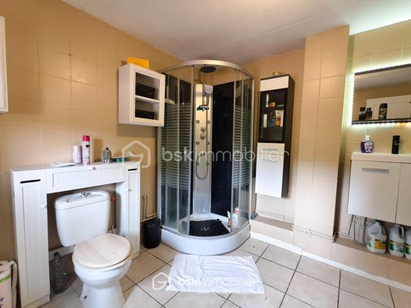 Maison divisée en 3 appartements – 2 500 € / mois de loyers perçus (30000€/an)
À 10 min à pied du RER B Le Bourget !

Dans un secteur calme et recherché, au cœur d’une rue pavillonnaire, découvrez cet ensemble immobilier à forte rentabilité situé en fond de parcelle, gage de tranquillité.

Édifié sur une superficie totale de 125,45 m² Carrez, ce bien est entièrement découpé en 3 logements tous vendus loués, générant un revenu locatif immédiat de 2 500 € / mois (soit 30 000 € / an) :
Apt 1 (T2 ~32 m²) : Loué 700 € / mois
Apt 2 (T2/T3 ~36 m²) : Loué 850 € / mois
Apt 3 (T2/T3 ~60 m²) : Loué 950 € / mois
Les 3 locataires sont en place depuis plusieurs années, sérieux et à jour de leurs loyers. Cash-flow assuré dès le premier jour de la signature !

LES ATOUTS MAJEURS :
- À seulement 10 minutes à pied de la gare RER B Le Bourget (accès rapide Paris & axes autoroutiers) et des commerces.
- 8,11 % de rendement brut (environ 6,,5 % net acte en main) Je vous laisse peaufiner vos calcul si besoin
- Taxe foncière faible de 1 286 € / an (2025)
- Bâtiment entretenu avec une Isolation Thermique par l'Extérieur (ITE) déjà réalisée et ballon d'eau chaude neufs 

INFORMATIONS FINANCIÈRES & TECHNIQUES :
Prix de vente FAI : 370 000 €
Revenus annuels : 30 000 €
Taxe foncière : 1 286 €(2025)
DPE : Classé F (Isolation extérieure déjà effectuée, travaux complémentaires de confort intérieur à prévoir sur le chauffage/ventilation).
Dossier financier complet et justificatifs de loyers disponibles sur demande après premier échange téléphonique.

N'hésitez pas à me contacté