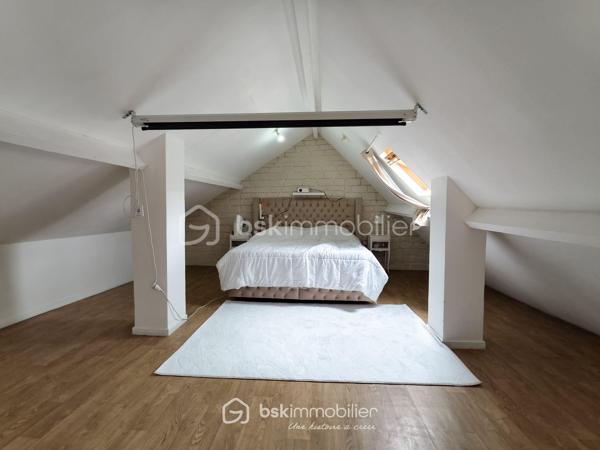 Maison divisée en 3 appartements – 2 500 € / mois de loyers perçus (30000€/an)
À 10 min à pied du RER B Le Bourget !

Dans un secteur calme et recherché, au cœur d’une rue pavillonnaire, découvrez cet ensemble immobilier à forte rentabilité situé en fond de parcelle, gage de tranquillité.

Édifié sur une superficie totale de 125,45 m² Carrez, ce bien est entièrement découpé en 3 logements tous vendus loués, générant un revenu locatif immédiat de 2 500 € / mois (soit 30 000 € / an) :
Apt 1 (T2 ~32 m²) : Loué 700 € / mois
Apt 2 (T2/T3 ~36 m²) : Loué 850 € / mois
Apt 3 (T2/T3 ~60 m²) : Loué 950 € / mois
Les 3 locataires sont en place depuis plusieurs années, sérieux et à jour de leurs loyers. Cash-flow assuré dès le premier jour de la signature !

LES ATOUTS MAJEURS :
- À seulement 10 minutes à pied de la gare RER B Le Bourget (accès rapide Paris & axes autoroutiers) et des commerces.
- 8,11 % de rendement brut (environ 6,,5 % net acte en main) Je vous laisse peaufiner vos calcul si besoin
- Taxe foncière faible de 1 286 € / an (2025)
- Bâtiment entretenu avec une Isolation Thermique par l'Extérieur (ITE) déjà réalisée et ballon d'eau chaude neufs 

INFORMATIONS FINANCIÈRES & TECHNIQUES :
Prix de vente FAI : 370 000 €
Revenus annuels : 30 000 €
Taxe foncière : 1 286 €(2025)
DPE : Classé F (Isolation extérieure déjà effectuée, travaux complémentaires de confort intérieur à prévoir sur le chauffage/ventilation).
Dossier financier complet et justificatifs de loyers disponibles sur demande après premier échange téléphonique.

N'hésitez pas à me contacté
