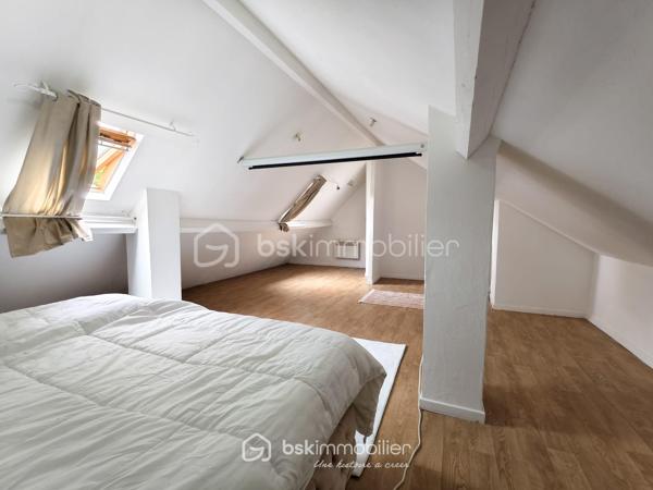 Maison divisée en 3 appartements – 2 500 € / mois de loyers perçus (30000€/an)
À 10 min à pied du RER B Le Bourget !

Dans un secteur calme et recherché, au cœur d’une rue pavillonnaire, découvrez cet ensemble immobilier à forte rentabilité situé en fond de parcelle, gage de tranquillité.

Édifié sur une superficie totale de 125,45 m² Carrez, ce bien est entièrement découpé en 3 logements tous vendus loués, générant un revenu locatif immédiat de 2 500 € / mois (soit 30 000 € / an) :
Apt 1 (T2 ~32 m²) : Loué 700 € / mois
Apt 2 (T2/T3 ~36 m²) : Loué 850 € / mois
Apt 3 (T2/T3 ~60 m²) : Loué 950 € / mois
Les 3 locataires sont en place depuis plusieurs années, sérieux et à jour de leurs loyers. Cash-flow assuré dès le premier jour de la signature !

LES ATOUTS MAJEURS :
- À seulement 10 minutes à pied de la gare RER B Le Bourget (accès rapide Paris & axes autoroutiers) et des commerces.
- 8,11 % de rendement brut (environ 6,,5 % net acte en main) Je vous laisse peaufiner vos calcul si besoin
- Taxe foncière faible de 1 286 € / an (2025)
- Bâtiment entretenu avec une Isolation Thermique par l'Extérieur (ITE) déjà réalisée et ballon d'eau chaude neufs 

INFORMATIONS FINANCIÈRES & TECHNIQUES :
Prix de vente FAI : 370 000 €
Revenus annuels : 30 000 €
Taxe foncière : 1 286 €(2025)
DPE : Classé F (Isolation extérieure déjà effectuée, travaux complémentaires de confort intérieur à prévoir sur le chauffage/ventilation).
Dossier financier complet et justificatifs de loyers disponibles sur demande après premier échange téléphonique.

N'hésitez pas à me contacté