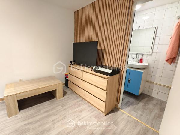 Maison divisée en 3 appartements – 2 500 € / mois de loyers perçus (30000€/an)
À 10 min à pied du RER B Le Bourget !

Dans un secteur calme et recherché, au cœur d’une rue pavillonnaire, découvrez cet ensemble immobilier à forte rentabilité situé en fond de parcelle, gage de tranquillité.

Édifié sur une superficie totale de 125,45 m² Carrez, ce bien est entièrement découpé en 3 logements tous vendus loués, générant un revenu locatif immédiat de 2 500 € / mois (soit 30 000 € / an) :
Apt 1 (T2 ~32 m²) : Loué 700 € / mois
Apt 2 (T2/T3 ~36 m²) : Loué 850 € / mois
Apt 3 (T2/T3 ~60 m²) : Loué 950 € / mois
Les 3 locataires sont en place depuis plusieurs années, sérieux et à jour de leurs loyers. Cash-flow assuré dès le premier jour de la signature !

LES ATOUTS MAJEURS :
- À seulement 10 minutes à pied de la gare RER B Le Bourget (accès rapide Paris & axes autoroutiers) et des commerces.
- 8,11 % de rendement brut (environ 6,,5 % net acte en main) Je vous laisse peaufiner vos calcul si besoin
- Taxe foncière faible de 1 286 € / an (2025)
- Bâtiment entretenu avec une Isolation Thermique par l'Extérieur (ITE) déjà réalisée et ballon d'eau chaude neufs 

INFORMATIONS FINANCIÈRES & TECHNIQUES :
Prix de vente FAI : 370 000 €
Revenus annuels : 30 000 €
Taxe foncière : 1 286 €(2025)
DPE : Classé F (Isolation extérieure déjà effectuée, travaux complémentaires de confort intérieur à prévoir sur le chauffage/ventilation).
Dossier financier complet et justificatifs de loyers disponibles sur demande après premier échange téléphonique.

N'hésitez pas à me contacté