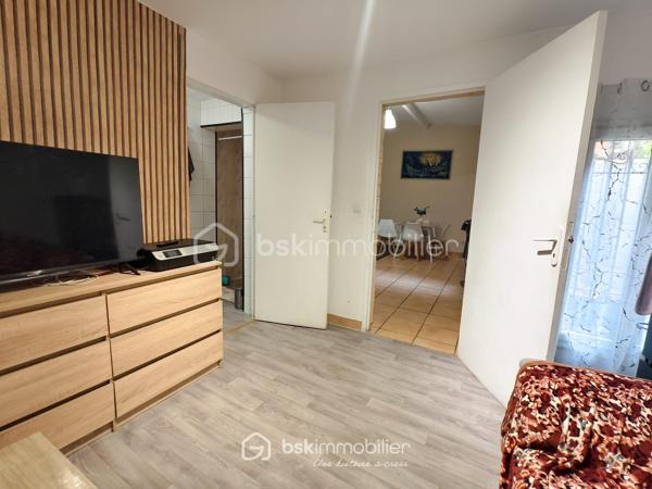 Maison divisée en 3 appartements – 2 500 € / mois de loyers perçus (30000€/an)
À 10 min à pied du RER B Le Bourget !

Dans un secteur calme et recherché, au cœur d’une rue pavillonnaire, découvrez cet ensemble immobilier à forte rentabilité situé en fond de parcelle, gage de tranquillité.

Édifié sur une superficie totale de 125,45 m² Carrez, ce bien est entièrement découpé en 3 logements tous vendus loués, générant un revenu locatif immédiat de 2 500 € / mois (soit 30 000 € / an) :
Apt 1 (T2 ~32 m²) : Loué 700 € / mois
Apt 2 (T2/T3 ~36 m²) : Loué 850 € / mois
Apt 3 (T2/T3 ~60 m²) : Loué 950 € / mois
Les 3 locataires sont en place depuis plusieurs années, sérieux et à jour de leurs loyers. Cash-flow assuré dès le premier jour de la signature !

LES ATOUTS MAJEURS :
- À seulement 10 minutes à pied de la gare RER B Le Bourget (accès rapide Paris & axes autoroutiers) et des commerces.
- 8,11 % de rendement brut (environ 6,,5 % net acte en main) Je vous laisse peaufiner vos calcul si besoin
- Taxe foncière faible de 1 286 € / an (2025)
- Bâtiment entretenu avec une Isolation Thermique par l'Extérieur (ITE) déjà réalisée et ballon d'eau chaude neufs 

INFORMATIONS FINANCIÈRES & TECHNIQUES :
Prix de vente FAI : 370 000 €
Revenus annuels : 30 000 €
Taxe foncière : 1 286 €(2025)
DPE : Classé F (Isolation extérieure déjà effectuée, travaux complémentaires de confort intérieur à prévoir sur le chauffage/ventilation).
Dossier financier complet et justificatifs de loyers disponibles sur demande après premier échange téléphonique.

N'hésitez pas à me contacté