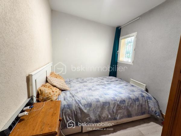 Maison divisée en 3 appartements – 2 500 € / mois de loyers perçus (30000€/an)
À 10 min à pied du RER B Le Bourget !

Dans un secteur calme et recherché, au cœur d’une rue pavillonnaire, découvrez cet ensemble immobilier à forte rentabilité situé en fond de parcelle, gage de tranquillité.

Édifié sur une superficie totale de 125,45 m² Carrez, ce bien est entièrement découpé en 3 logements tous vendus loués, générant un revenu locatif immédiat de 2 500 € / mois (soit 30 000 € / an) :
Apt 1 (T2 ~32 m²) : Loué 700 € / mois
Apt 2 (T2/T3 ~36 m²) : Loué 850 € / mois
Apt 3 (T2/T3 ~60 m²) : Loué 950 € / mois
Les 3 locataires sont en place depuis plusieurs années, sérieux et à jour de leurs loyers. Cash-flow assuré dès le premier jour de la signature !

LES ATOUTS MAJEURS :
- À seulement 10 minutes à pied de la gare RER B Le Bourget (accès rapide Paris & axes autoroutiers) et des commerces.
- 8,11 % de rendement brut (environ 6,,5 % net acte en main) Je vous laisse peaufiner vos calcul si besoin
- Taxe foncière faible de 1 286 € / an (2025)
- Bâtiment entretenu avec une Isolation Thermique par l'Extérieur (ITE) déjà réalisée et ballon d'eau chaude neufs 

INFORMATIONS FINANCIÈRES & TECHNIQUES :
Prix de vente FAI : 370 000 €
Revenus annuels : 30 000 €
Taxe foncière : 1 286 €(2025)
DPE : Classé F (Isolation extérieure déjà effectuée, travaux complémentaires de confort intérieur à prévoir sur le chauffage/ventilation).
Dossier financier complet et justificatifs de loyers disponibles sur demande après premier échange téléphonique.

N'hésitez pas à me contacté