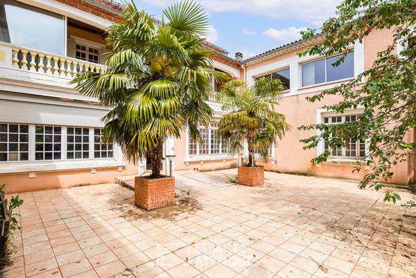 Beau domaine à réinventer, niché au coeur d’un parc privé