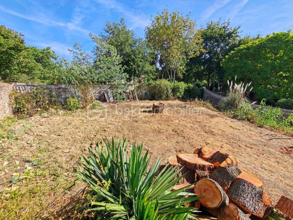Un nouveau projet de vie ? vous désirez faire construire votre maison dans un cadre idyllique ? Bienvenue à Chennevières, un hameau au joli patrimoine à Jouars-Pontchartrain !
Découvrez une parcelle de 400 m² sur un flanc exposé Sud, atypique bordée de mur en pierres de meulière, constituant le patrimoine local.

- Etude de sol G1 en cours de réalisation

Nouveau PLU en vigueur au 25/09/2025
Lien vers l'évolution du zonage en UGa : https://jouars-pontchartrain.fr/ma-ville/cadre-de-vie/2025-plan-local-durbanisme/dossier-plu-approuve/

Les futures règles:
=>> Emprise maximum 40%, Jardin 40%, Biotop 20%
=>> Hauteur au faîtage 9 m (R+1)
=>> Retrait à la voirie 6m, implantation en limite ou 3 m si vue secondaires sinon 6 m.
=>> Pente de toit comprises entre 35° et 45°