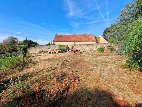 Un nouveau projet de vie ? vous désirez faire construire votre maison dans un cadre idyllique ? Bienvenue à Chennevières, un hameau au joli patrimoine à Jouars-Pontchartrain !
Découvrez une parcelle de 400 m² sur un flanc exposé Sud, atypique bordée de mur en pierres de meulière, constituant le patrimoine local.

- Etude de sol G1 en cours de réalisation

Nouveau PLU en vigueur au 25/09/2025
Lien vers l'évolution du zonage en UGa : https://jouars-pontchartrain.fr/ma-ville/cadre-de-vie/2025-plan-local-durbanisme/dossier-plu-approuve/

Les futures règles:
=>> Emprise maximum 40%, Jardin 40%, Biotop 20%
=>> Hauteur au faîtage 9 m (R+1)
=>> Retrait à la voirie 6m, implantation en limite ou 3 m si vue secondaires sinon 6 m.
=>> Pente de toit comprises entre 35° et 45°