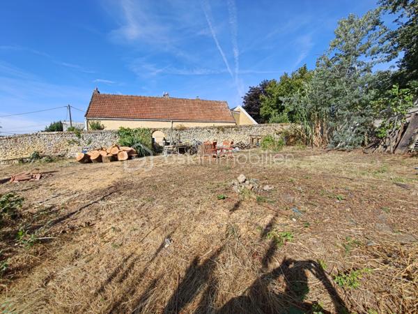 Un nouveau projet de vie ? vous désirez faire construire votre maison dans un cadre idyllique ? Bienvenue à Chennevières, un hameau au joli patrimoine à Jouars-Pontchartrain !
Découvrez une parcelle de 400 m² sur un flanc exposé Sud, atypique bordée de mur en pierres de meulière, constituant le patrimoine local.

- Etude de sol G1 en cours de réalisation

Nouveau PLU en vigueur au 25/09/2025
Lien vers l'évolution du zonage en UGa : https://jouars-pontchartrain.fr/ma-ville/cadre-de-vie/2025-plan-local-durbanisme/dossier-plu-approuve/

Les futures règles:
=>> Emprise maximum 40%, Jardin 40%, Biotop 20%
=>> Hauteur au faîtage 9 m (R+1)
=>> Retrait à la voirie 6m, implantation en limite ou 3 m si vue secondaires sinon 6 m.
=>> Pente de toit comprises entre 35° et 45°