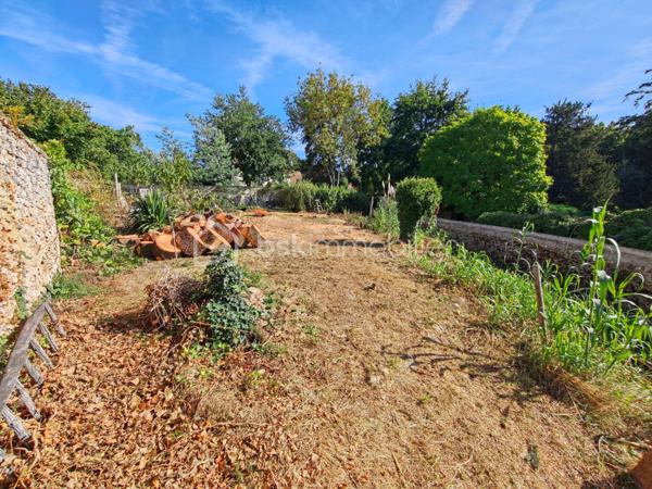 Un nouveau projet de vie ? vous désirez faire construire votre maison dans un cadre idyllique ? Bienvenue à Chennevières, un hameau au joli patrimoine à Jouars-Pontchartrain !
Découvrez une parcelle de 400 m² sur un flanc exposé Sud, atypique bordée de mur en pierres de meulière, constituant le patrimoine local.

- Etude de sol G1 en cours de réalisation

Nouveau PLU en vigueur au 25/09/2025
Lien vers l'évolution du zonage en UGa : https://jouars-pontchartrain.fr/ma-ville/cadre-de-vie/2025-plan-local-durbanisme/dossier-plu-approuve/

Les futures règles:
=>> Emprise maximum 40%, Jardin 40%, Biotop 20%
=>> Hauteur au faîtage 9 m (R+1)
=>> Retrait à la voirie 6m, implantation en limite ou 3 m si vue secondaires sinon 6 m.
=>> Pente de toit comprises entre 35° et 45°