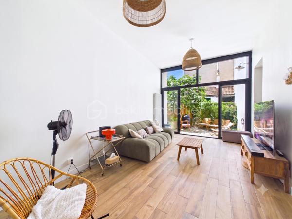 Au calme, en fond d'une cour pavée et sécurisée par un portail, découvrez cette maison familiale de caractère (mitoyenne sur un côté et à l'arrière) de 126 m2 au sol traversante et lumineuse. Issue de la division d'une ancienne ferme, elle allie le cachet de l'ancien (belles portes d'origine) et le confort moderne.  Elle séduit par son cachet préservé, ses beaux volumes et potentiel d'agrandissement.

La maison se compose comme suit :

Rez-de-chaussée : entrée avec placard, salle de bains neuve avec wc, cuisine dinatoire, un bureau et un salon séjour lumineux de 20 m2 s'ouvrant par une baie vitrée (exposée Ouest) sur une terrasse-jardin arboré privatif de 20 m2.

1er étage : deux grandes chambres dont une avec balcon, une salle d'eau avec wc sanibroyeur, ainsi qu'une pièce « bonus » de 23 m2 bénéficiant d'une hauteur sous plafond de 5,5 m. Actuellement à usage de grenier, cet espace offre un superbe potentiel d'agrandissement pour créer de nouvelles chambres...

2e étage : un niveau entier baigné de lumière par de grands Velux, offrant un fort potentiel d'aménagement. Actuellement agencé en un vaste espace parental (chambre et dressing), il peut très facilement être repensé pour accueillir deux chambres distinctes et indépendantes.

Surfaces :

* 126 m² au sol (118 m² Loi Carrez)
* 23 m² de grenier aménageable
* 17 m² de cave

Les points forts :

Performance énergétique : DPE classé D (très bon score pour le charme de l'ancien).
Le confort technique : chaudière à condensation Frisquet installée en 2025, double vitrage, fibre optique.
Le potentiel : 23 m2 de grenier aménageable.
L'extérieur & stationnement : terrasse-jardin privatif de 20 m2 + une place de parking privative devant la maison dans la cour commune sécurisée.
La liberté : pas de charges de copropriété (hors statut de copropriété).
Localisation idéale : À 10 min à pied du RER E et 12 min du métro ligne 11 Coteaux Beauclair. Écoles et commerces à proximité immédiate.

Une opportunité rare sur le secteur pour les amoureux de volumes et de biens uniques.
Appelez moi !