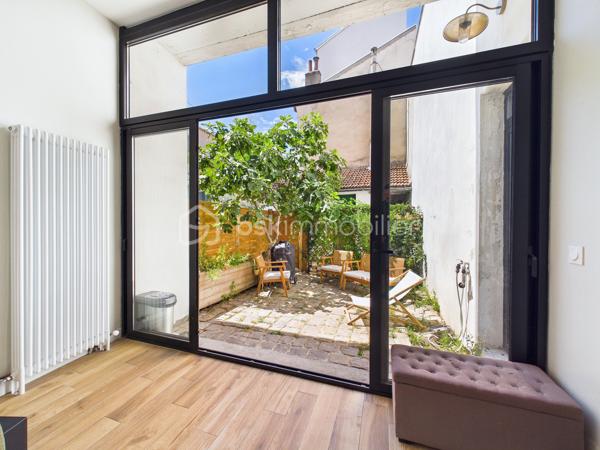 Au calme, en fond d'une cour pavée et sécurisée par un portail, découvrez cette maison familiale de caractère (mitoyenne sur un côté et à l'arrière) de 126 m2 au sol traversante et lumineuse. Issue de la division d'une ancienne ferme, elle allie le cachet de l'ancien (belles portes d'origine) et le confort moderne.  Elle séduit par son cachet préservé, ses beaux volumes et potentiel d'agrandissement.

La maison se compose comme suit :

Rez-de-chaussée : entrée avec placard, salle de bains neuve avec wc, cuisine dinatoire, un bureau et un salon séjour lumineux de 20 m2 s'ouvrant par une baie vitrée (exposée Ouest) sur une terrasse-jardin arboré privatif de 20 m2.

1er étage : deux grandes chambres dont une avec balcon, une salle d'eau avec wc sanibroyeur, ainsi qu'une pièce « bonus » de 23 m2 bénéficiant d'une hauteur sous plafond de 5,5 m. Actuellement à usage de grenier, cet espace offre un superbe potentiel d'agrandissement pour créer de nouvelles chambres...

2e étage : un niveau entier baigné de lumière par de grands Velux, offrant un fort potentiel d'aménagement. Actuellement agencé en un vaste espace parental (chambre et dressing), il peut très facilement être repensé pour accueillir deux chambres distinctes et indépendantes.

Surfaces :

* 126 m² au sol (118 m² Loi Carrez)
* 23 m² de grenier aménageable
* 17 m² de cave

Les points forts :

Performance énergétique : DPE classé D (très bon score pour le charme de l'ancien).
Le confort technique : chaudière à condensation Frisquet installée en 2025, double vitrage, fibre optique.
Le potentiel : 23 m2 de grenier aménageable.
L'extérieur & stationnement : terrasse-jardin privatif de 20 m2 + une place de parking privative devant la maison dans la cour commune sécurisée.
La liberté : pas de charges de copropriété (hors statut de copropriété).
Localisation idéale : À 10 min à pied du RER E et 12 min du métro ligne 11 Coteaux Beauclair. Écoles et commerces à proximité immédiate.

Une opportunité rare sur le secteur pour les amoureux de volumes et de biens uniques.
Appelez moi !