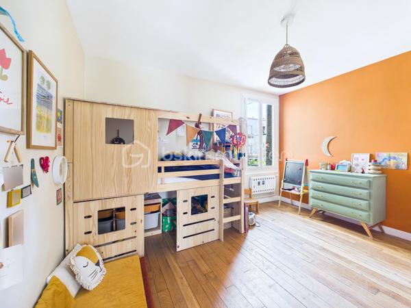 Au calme, en fond d'une cour pavée et sécurisée par un portail, découvrez cette maison familiale de caractère (mitoyenne sur un côté et à l'arrière) de 126 m2 au sol traversante et lumineuse. Issue de la division d'une ancienne ferme, elle allie le cachet de l'ancien (belles portes d'origine) et le confort moderne.  Elle séduit par son cachet préservé, ses beaux volumes et potentiel d'agrandissement.

La maison se compose comme suit :

Rez-de-chaussée : entrée avec placard, salle de bains neuve avec wc, cuisine dinatoire, un bureau et un salon séjour lumineux de 20 m2 s'ouvrant par une baie vitrée (exposée Ouest) sur une terrasse-jardin arboré privatif de 20 m2.

1er étage : deux grandes chambres dont une avec balcon, une salle d'eau avec wc sanibroyeur, ainsi qu'une pièce « bonus » de 23 m2 bénéficiant d'une hauteur sous plafond de 5,5 m. Actuellement à usage de grenier, cet espace offre un superbe potentiel d'agrandissement pour créer de nouvelles chambres...

2e étage : un niveau entier baigné de lumière par de grands Velux, offrant un fort potentiel d'aménagement. Actuellement agencé en un vaste espace parental (chambre et dressing), il peut très facilement être repensé pour accueillir deux chambres distinctes et indépendantes.

Surfaces :

* 126 m² au sol (118 m² Loi Carrez)
* 23 m² de grenier aménageable
* 17 m² de cave

Les points forts :

Performance énergétique : DPE classé D (très bon score pour le charme de l'ancien).
Le confort technique : chaudière à condensation Frisquet installée en 2025, double vitrage, fibre optique.
Le potentiel : 23 m2 de grenier aménageable.
L'extérieur & stationnement : terrasse-jardin privatif de 20 m2 + une place de parking privative devant la maison dans la cour commune sécurisée.
La liberté : pas de charges de copropriété (hors statut de copropriété).
Localisation idéale : À 10 min à pied du RER E et 12 min du métro ligne 11 Coteaux Beauclair. Écoles et commerces à proximité immédiate.

Une opportunité rare sur le secteur pour les amoureux de volumes et de biens uniques.
Appelez moi !