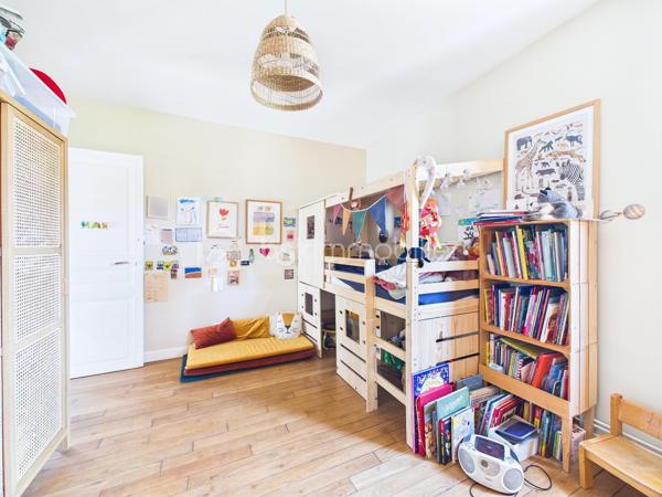 Au calme, en fond d'une cour pavée et sécurisée par un portail, découvrez cette maison familiale de caractère (mitoyenne sur un côté et à l'arrière) de 126 m2 au sol traversante et lumineuse. Issue de la division d'une ancienne ferme, elle allie le cachet de l'ancien (belles portes d'origine) et le confort moderne.  Elle séduit par son cachet préservé, ses beaux volumes et potentiel d'agrandissement.

La maison se compose comme suit :

Rez-de-chaussée : entrée avec placard, salle de bains neuve avec wc, cuisine dinatoire, un bureau et un salon séjour lumineux de 20 m2 s'ouvrant par une baie vitrée (exposée Ouest) sur une terrasse-jardin arboré privatif de 20 m2.

1er étage : deux grandes chambres dont une avec balcon, une salle d'eau avec wc sanibroyeur, ainsi qu'une pièce « bonus » de 23 m2 bénéficiant d'une hauteur sous plafond de 5,5 m. Actuellement à usage de grenier, cet espace offre un superbe potentiel d'agrandissement pour créer de nouvelles chambres...

2e étage : un niveau entier baigné de lumière par de grands Velux, offrant un fort potentiel d'aménagement. Actuellement agencé en un vaste espace parental (chambre et dressing), il peut très facilement être repensé pour accueillir deux chambres distinctes et indépendantes.

Surfaces :

* 126 m² au sol (118 m² Loi Carrez)
* 23 m² de grenier aménageable
* 17 m² de cave

Les points forts :

Performance énergétique : DPE classé D (très bon score pour le charme de l'ancien).
Le confort technique : chaudière à condensation Frisquet installée en 2025, double vitrage, fibre optique.
Le potentiel : 23 m2 de grenier aménageable.
L'extérieur & stationnement : terrasse-jardin privatif de 20 m2 + une place de parking privative devant la maison dans la cour commune sécurisée.
La liberté : pas de charges de copropriété (hors statut de copropriété).
Localisation idéale : À 10 min à pied du RER E et 12 min du métro ligne 11 Coteaux Beauclair. Écoles et commerces à proximité immédiate.

Une opportunité rare sur le secteur pour les amoureux de volumes et de biens uniques.
Appelez moi !