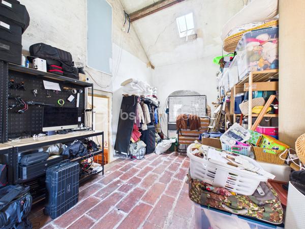 Au calme, en fond d'une cour pavée et sécurisée par un portail, découvrez cette maison familiale de caractère (mitoyenne sur un côté et à l'arrière) de 126 m2 au sol traversante et lumineuse. Issue de la division d'une ancienne ferme, elle allie le cachet de l'ancien (belles portes d'origine) et le confort moderne.  Elle séduit par son cachet préservé, ses beaux volumes et potentiel d'agrandissement.

La maison se compose comme suit :

Rez-de-chaussée : entrée avec placard, salle de bains neuve avec wc, cuisine dinatoire, un bureau et un salon séjour lumineux de 20 m2 s'ouvrant par une baie vitrée (exposée Ouest) sur une terrasse-jardin arboré privatif de 20 m2.

1er étage : deux grandes chambres dont une avec balcon, une salle d'eau avec wc sanibroyeur, ainsi qu'une pièce « bonus » de 23 m2 bénéficiant d'une hauteur sous plafond de 5,5 m. Actuellement à usage de grenier, cet espace offre un superbe potentiel d'agrandissement pour créer de nouvelles chambres...

2e étage : un niveau entier baigné de lumière par de grands Velux, offrant un fort potentiel d'aménagement. Actuellement agencé en un vaste espace parental (chambre et dressing), il peut très facilement être repensé pour accueillir deux chambres distinctes et indépendantes.

Surfaces :

* 126 m² au sol (118 m² Loi Carrez)
* 23 m² de grenier aménageable
* 17 m² de cave

Les points forts :

Performance énergétique : DPE classé D (très bon score pour le charme de l'ancien).
Le confort technique : chaudière à condensation Frisquet installée en 2025, double vitrage, fibre optique.
Le potentiel : 23 m2 de grenier aménageable.
L'extérieur & stationnement : terrasse-jardin privatif de 20 m2 + une place de parking privative devant la maison dans la cour commune sécurisée.
La liberté : pas de charges de copropriété (hors statut de copropriété).
Localisation idéale : À 10 min à pied du RER E et 12 min du métro ligne 11 Coteaux Beauclair. Écoles et commerces à proximité immédiate.

Une opportunité rare sur le secteur pour les amoureux de volumes et de biens uniques.
Appelez moi !