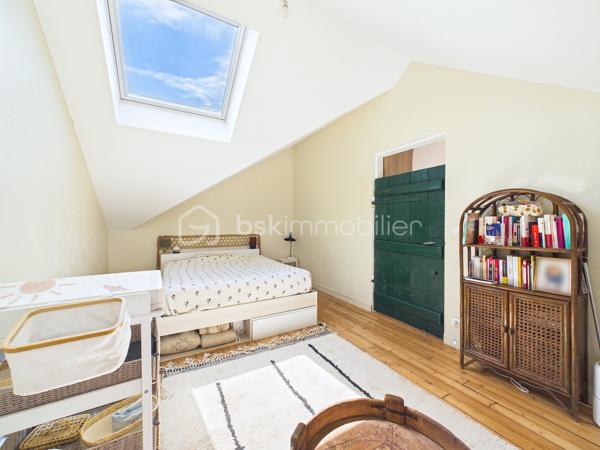 Au calme, en fond d'une cour pavée et sécurisée par un portail, découvrez cette maison familiale de caractère (mitoyenne sur un côté et à l'arrière) de 126 m2 au sol traversante et lumineuse. Issue de la division d'une ancienne ferme, elle allie le cachet de l'ancien (belles portes d'origine) et le confort moderne.  Elle séduit par son cachet préservé, ses beaux volumes et potentiel d'agrandissement.

La maison se compose comme suit :

Rez-de-chaussée : entrée avec placard, salle de bains neuve avec wc, cuisine dinatoire, un bureau et un salon séjour lumineux de 20 m2 s'ouvrant par une baie vitrée (exposée Ouest) sur une terrasse-jardin arboré privatif de 20 m2.

1er étage : deux grandes chambres dont une avec balcon, une salle d'eau avec wc sanibroyeur, ainsi qu'une pièce « bonus » de 23 m2 bénéficiant d'une hauteur sous plafond de 5,5 m. Actuellement à usage de grenier, cet espace offre un superbe potentiel d'agrandissement pour créer de nouvelles chambres...

2e étage : un niveau entier baigné de lumière par de grands Velux, offrant un fort potentiel d'aménagement. Actuellement agencé en un vaste espace parental (chambre et dressing), il peut très facilement être repensé pour accueillir deux chambres distinctes et indépendantes.

Surfaces :

* 126 m² au sol (118 m² Loi Carrez)
* 23 m² de grenier aménageable
* 17 m² de cave

Les points forts :

Performance énergétique : DPE classé D (très bon score pour le charme de l'ancien).
Le confort technique : chaudière à condensation Frisquet installée en 2025, double vitrage, fibre optique.
Le potentiel : 23 m2 de grenier aménageable.
L'extérieur & stationnement : terrasse-jardin privatif de 20 m2 + une place de parking privative devant la maison dans la cour commune sécurisée.
La liberté : pas de charges de copropriété (hors statut de copropriété).
Localisation idéale : À 10 min à pied du RER E et 12 min du métro ligne 11 Coteaux Beauclair. Écoles et commerces à proximité immédiate.

Une opportunité rare sur le secteur pour les amoureux de volumes et de biens uniques.
Appelez moi !