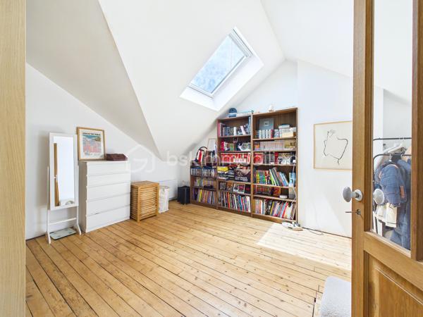 Au calme, en fond d'une cour pavée et sécurisée par un portail, découvrez cette maison familiale de caractère (mitoyenne sur un côté et à l'arrière) de 126 m2 au sol traversante et lumineuse. Issue de la division d'une ancienne ferme, elle allie le cachet de l'ancien (belles portes d'origine) et le confort moderne.  Elle séduit par son cachet préservé, ses beaux volumes et potentiel d'agrandissement.

La maison se compose comme suit :

Rez-de-chaussée : entrée avec placard, salle de bains neuve avec wc, cuisine dinatoire, un bureau et un salon séjour lumineux de 20 m2 s'ouvrant par une baie vitrée (exposée Ouest) sur une terrasse-jardin arboré privatif de 20 m2.

1er étage : deux grandes chambres dont une avec balcon, une salle d'eau avec wc sanibroyeur, ainsi qu'une pièce « bonus » de 23 m2 bénéficiant d'une hauteur sous plafond de 5,5 m. Actuellement à usage de grenier, cet espace offre un superbe potentiel d'agrandissement pour créer de nouvelles chambres...

2e étage : un niveau entier baigné de lumière par de grands Velux, offrant un fort potentiel d'aménagement. Actuellement agencé en un vaste espace parental (chambre et dressing), il peut très facilement être repensé pour accueillir deux chambres distinctes et indépendantes.

Surfaces :

* 126 m² au sol (118 m² Loi Carrez)
* 23 m² de grenier aménageable
* 17 m² de cave

Les points forts :

Performance énergétique : DPE classé D (très bon score pour le charme de l'ancien).
Le confort technique : chaudière à condensation Frisquet installée en 2025, double vitrage, fibre optique.
Le potentiel : 23 m2 de grenier aménageable.
L'extérieur & stationnement : terrasse-jardin privatif de 20 m2 + une place de parking privative devant la maison dans la cour commune sécurisée.
La liberté : pas de charges de copropriété (hors statut de copropriété).
Localisation idéale : À 10 min à pied du RER E et 12 min du métro ligne 11 Coteaux Beauclair. Écoles et commerces à proximité immédiate.

Une opportunité rare sur le secteur pour les amoureux de volumes et de biens uniques.
Appelez moi !
