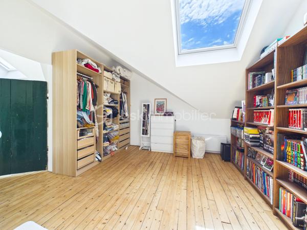 Au calme, en fond d'une cour pavée et sécurisée par un portail, découvrez cette maison familiale de caractère (mitoyenne sur un côté et à l'arrière) de 126 m2 au sol traversante et lumineuse. Issue de la division d'une ancienne ferme, elle allie le cachet de l'ancien (belles portes d'origine) et le confort moderne.  Elle séduit par son cachet préservé, ses beaux volumes et potentiel d'agrandissement.

La maison se compose comme suit :

Rez-de-chaussée : entrée avec placard, salle de bains neuve avec wc, cuisine dinatoire, un bureau et un salon séjour lumineux de 20 m2 s'ouvrant par une baie vitrée (exposée Ouest) sur une terrasse-jardin arboré privatif de 20 m2.

1er étage : deux grandes chambres dont une avec balcon, une salle d'eau avec wc sanibroyeur, ainsi qu'une pièce « bonus » de 23 m2 bénéficiant d'une hauteur sous plafond de 5,5 m. Actuellement à usage de grenier, cet espace offre un superbe potentiel d'agrandissement pour créer de nouvelles chambres...

2e étage : un niveau entier baigné de lumière par de grands Velux, offrant un fort potentiel d'aménagement. Actuellement agencé en un vaste espace parental (chambre et dressing), il peut très facilement être repensé pour accueillir deux chambres distinctes et indépendantes.

Surfaces :

* 126 m² au sol (118 m² Loi Carrez)
* 23 m² de grenier aménageable
* 17 m² de cave

Les points forts :

Performance énergétique : DPE classé D (très bon score pour le charme de l'ancien).
Le confort technique : chaudière à condensation Frisquet installée en 2025, double vitrage, fibre optique.
Le potentiel : 23 m2 de grenier aménageable.
L'extérieur & stationnement : terrasse-jardin privatif de 20 m2 + une place de parking privative devant la maison dans la cour commune sécurisée.
La liberté : pas de charges de copropriété (hors statut de copropriété).
Localisation idéale : À 10 min à pied du RER E et 12 min du métro ligne 11 Coteaux Beauclair. Écoles et commerces à proximité immédiate.

Une opportunité rare sur le secteur pour les amoureux de volumes et de biens uniques.
Appelez moi !