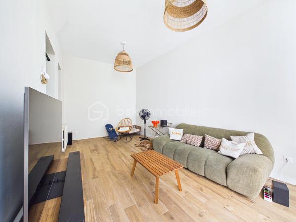 Au calme, en fond d'une cour pavée et sécurisée par un portail, découvrez cette maison familiale de caractère (mitoyenne sur un côté et à l'arrière) de 126 m2 au sol traversante et lumineuse. Issue de la division d'une ancienne ferme, elle allie le cachet de l'ancien (belles portes d'origine) et le confort moderne.  Elle séduit par son cachet préservé, ses beaux volumes et potentiel d'agrandissement.

La maison se compose comme suit :

Rez-de-chaussée : entrée avec placard, salle de bains neuve avec wc, cuisine dinatoire, un bureau et un salon séjour lumineux de 20 m2 s'ouvrant par une baie vitrée (exposée Ouest) sur une terrasse-jardin arboré privatif de 20 m2.

1er étage : deux grandes chambres dont une avec balcon, une salle d'eau avec wc sanibroyeur, ainsi qu'une pièce « bonus » de 23 m2 bénéficiant d'une hauteur sous plafond de 5,5 m. Actuellement à usage de grenier, cet espace offre un superbe potentiel d'agrandissement pour créer de nouvelles chambres...

2e étage : un niveau entier baigné de lumière par de grands Velux, offrant un fort potentiel d'aménagement. Actuellement agencé en un vaste espace parental (chambre et dressing), il peut très facilement être repensé pour accueillir deux chambres distinctes et indépendantes.

Surfaces :

* 126 m² au sol (118 m² Loi Carrez)
* 23 m² de grenier aménageable
* 17 m² de cave

Les points forts :

Performance énergétique : DPE classé D (très bon score pour le charme de l'ancien).
Le confort technique : chaudière à condensation Frisquet installée en 2025, double vitrage, fibre optique.
Le potentiel : 23 m2 de grenier aménageable.
L'extérieur & stationnement : terrasse-jardin privatif de 20 m2 + une place de parking privative devant la maison dans la cour commune sécurisée.
La liberté : pas de charges de copropriété (hors statut de copropriété).
Localisation idéale : À 10 min à pied du RER E et 12 min du métro ligne 11 Coteaux Beauclair. Écoles et commerces à proximité immédiate.

Une opportunité rare sur le secteur pour les amoureux de volumes et de biens uniques.
Appelez moi !