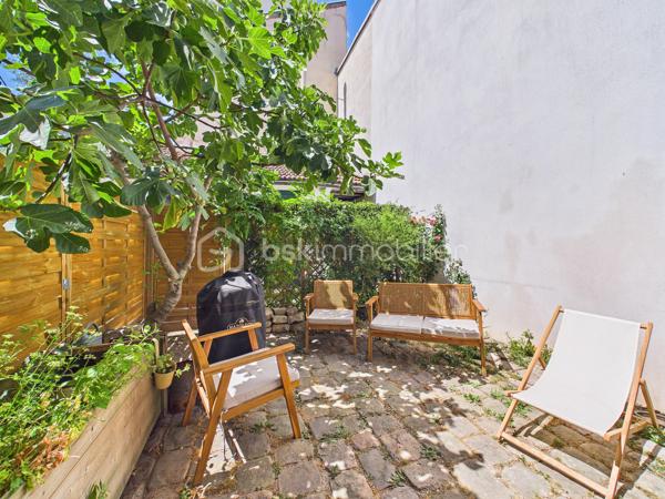 Au calme, en fond d'une cour pavée et sécurisée par un portail, découvrez cette maison familiale de caractère (mitoyenne sur un côté et à l'arrière) de 126 m2 au sol traversante et lumineuse. Issue de la division d'une ancienne ferme, elle allie le cachet de l'ancien (belles portes d'origine) et le confort moderne.  Elle séduit par son cachet préservé, ses beaux volumes et potentiel d'agrandissement.

La maison se compose comme suit :

Rez-de-chaussée : entrée avec placard, salle de bains neuve avec wc, cuisine dinatoire, un bureau et un salon séjour lumineux de 20 m2 s'ouvrant par une baie vitrée (exposée Ouest) sur une terrasse-jardin arboré privatif de 20 m2.

1er étage : deux grandes chambres dont une avec balcon, une salle d'eau avec wc sanibroyeur, ainsi qu'une pièce « bonus » de 23 m2 bénéficiant d'une hauteur sous plafond de 5,5 m. Actuellement à usage de grenier, cet espace offre un superbe potentiel d'agrandissement pour créer de nouvelles chambres...

2e étage : un niveau entier baigné de lumière par de grands Velux, offrant un fort potentiel d'aménagement. Actuellement agencé en un vaste espace parental (chambre et dressing), il peut très facilement être repensé pour accueillir deux chambres distinctes et indépendantes.

Surfaces :

* 126 m² au sol (118 m² Loi Carrez)
* 23 m² de grenier aménageable
* 17 m² de cave

Les points forts :

Performance énergétique : DPE classé D (très bon score pour le charme de l'ancien).
Le confort technique : chaudière à condensation Frisquet installée en 2025, double vitrage, fibre optique.
Le potentiel : 23 m2 de grenier aménageable.
L'extérieur & stationnement : terrasse-jardin privatif de 20 m2 + une place de parking privative devant la maison dans la cour commune sécurisée.
La liberté : pas de charges de copropriété (hors statut de copropriété).
Localisation idéale : À 10 min à pied du RER E et 12 min du métro ligne 11 Coteaux Beauclair. Écoles et commerces à proximité immédiate.

Une opportunité rare sur le secteur pour les amoureux de volumes et de biens uniques.
Appelez moi !