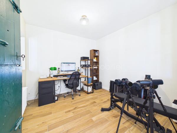 Au calme, en fond d'une cour pavée et sécurisée par un portail, découvrez cette maison familiale de caractère (mitoyenne sur un côté et à l'arrière) de 126 m2 au sol traversante et lumineuse. Issue de la division d'une ancienne ferme, elle allie le cachet de l'ancien (belles portes d'origine) et le confort moderne.  Elle séduit par son cachet préservé, ses beaux volumes et potentiel d'agrandissement.

La maison se compose comme suit :

Rez-de-chaussée : entrée avec placard, salle de bains neuve avec wc, cuisine dinatoire, un bureau et un salon séjour lumineux de 20 m2 s'ouvrant par une baie vitrée (exposée Ouest) sur une terrasse-jardin arboré privatif de 20 m2.

1er étage : deux grandes chambres dont une avec balcon, une salle d'eau avec wc sanibroyeur, ainsi qu'une pièce « bonus » de 23 m2 bénéficiant d'une hauteur sous plafond de 5,5 m. Actuellement à usage de grenier, cet espace offre un superbe potentiel d'agrandissement pour créer de nouvelles chambres...

2e étage : un niveau entier baigné de lumière par de grands Velux, offrant un fort potentiel d'aménagement. Actuellement agencé en un vaste espace parental (chambre et dressing), il peut très facilement être repensé pour accueillir deux chambres distinctes et indépendantes.

Surfaces :

* 126 m² au sol (118 m² Loi Carrez)
* 23 m² de grenier aménageable
* 17 m² de cave

Les points forts :

Performance énergétique : DPE classé D (très bon score pour le charme de l'ancien).
Le confort technique : chaudière à condensation Frisquet installée en 2025, double vitrage, fibre optique.
Le potentiel : 23 m2 de grenier aménageable.
L'extérieur & stationnement : terrasse-jardin privatif de 20 m2 + une place de parking privative devant la maison dans la cour commune sécurisée.
La liberté : pas de charges de copropriété (hors statut de copropriété).
Localisation idéale : À 10 min à pied du RER E et 12 min du métro ligne 11 Coteaux Beauclair. Écoles et commerces à proximité immédiate.

Une opportunité rare sur le secteur pour les amoureux de volumes et de biens uniques.
Appelez moi !